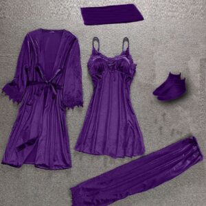 بيجامة قطيفة بلون ترندي b